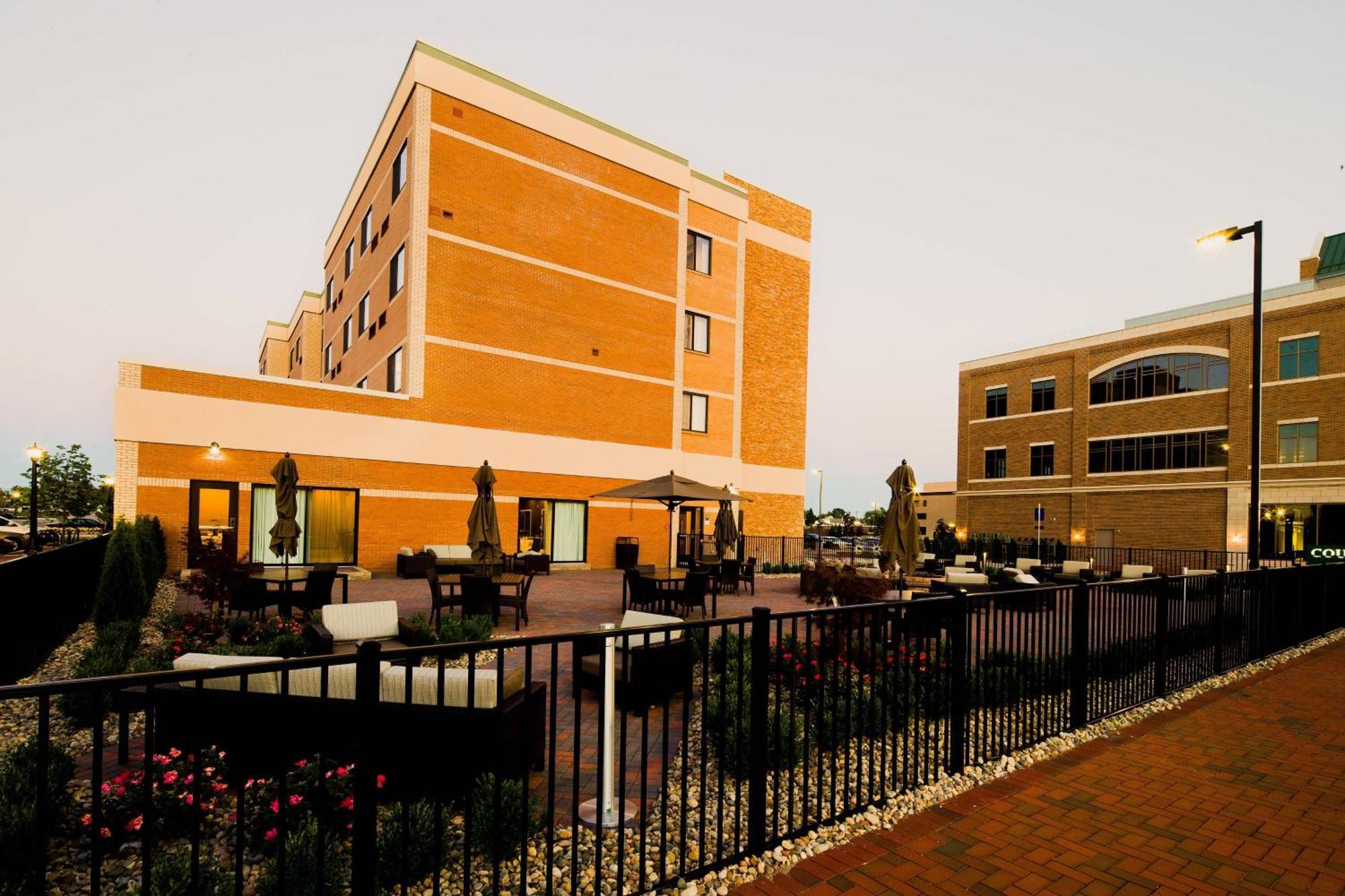 Courtyard Бей-Сити Экстерьер фото